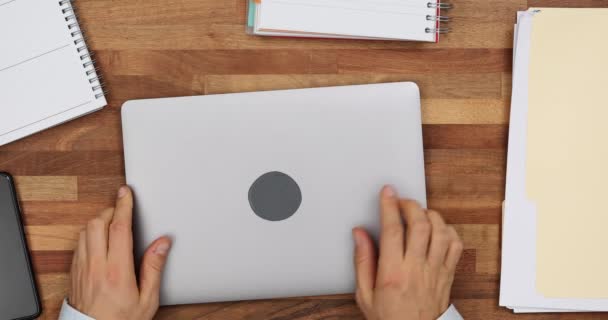 Man freelancer zet laptop op tafel en begint te typen. Medewerker werkt aan notebook computer voorbereiding presentatie in kantoor. Online communicatie - Video