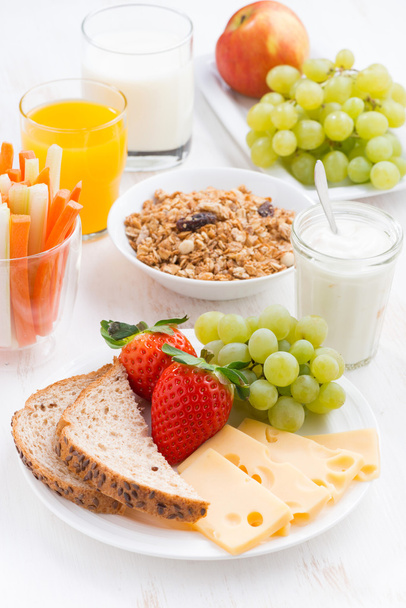 gesundes und nahrhaftes Frühstück mit frischem Obst und Gemüse - Foto, Bild