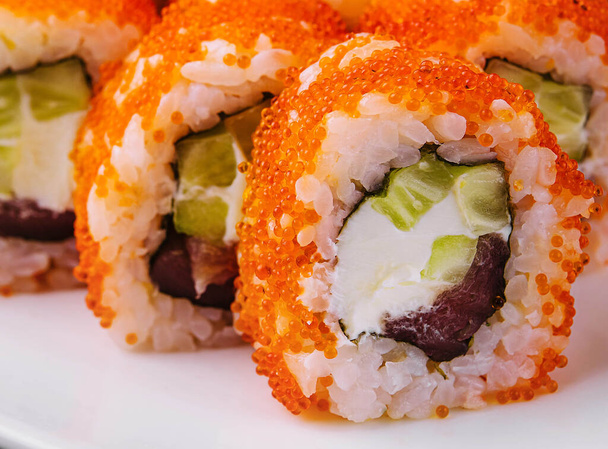 Macro shot de rollos de sushi maki california con arroz - Foto, imagen