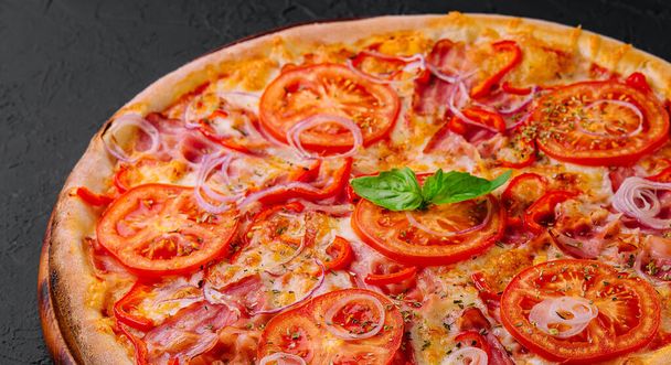 pizza met spek uien en tomaten - Foto, afbeelding