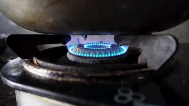 Niebieski płomień: kuchenka gazowa LPG w Uttarakhand, Indie - Materiał filmowy, wideo
