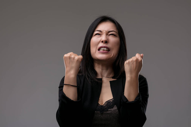 Жінка в момент пікового обурення, її прикуті руки виражають глибоке роздратування - Фото, зображення