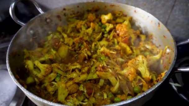 Cocina casera saludable: Receta de verduras de mezcla al vapor en Uttarakhand, India - Imágenes, Vídeo
