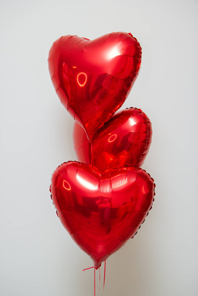 červené srdeční balónky s heliem na bílém pozadí ve svazku - Fotografie, Obrázek