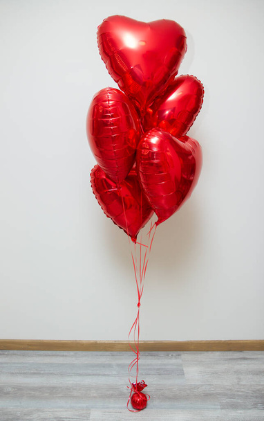 červené srdeční balónky s heliem na bílém pozadí ve svazku - Fotografie, Obrázek