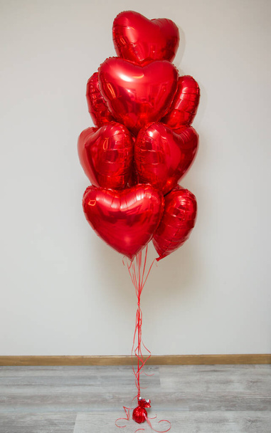 rode hartballonnen met helium op een witte achtergrond in een bos - Foto, afbeelding