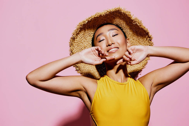 Краса жінка купальник емоції білий модний азіатська брюнетка рожевий рот випадковий літній портрет моди посмішка жовті губи щасливі веселі - Фото, зображення