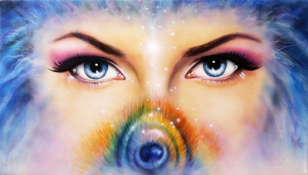 Пара красивых голубых женских глаз загадочным образом смотрит из-за маленького радужного перышка павлина
 - Фото, изображение