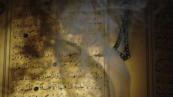 Religion Le Livre de l'Islam Coran et chapelet  - Séquence, vidéo