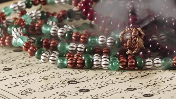 Θρησκεία Το βιβλίο του Ισλάμ Κοράνι και Ροζάριο Χάντρες  - Πλάνα, βίντεο