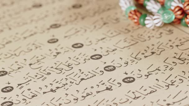 Religion Le Livre de l'Islam Coran et chapelet  - Séquence, vidéo