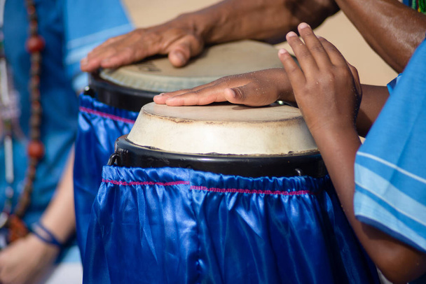 Perkusistowskie dłonie grające atabaque. rytm muzyczny. Afrykańska muzyka. Hołd dla Iemanji. - Zdjęcie, obraz