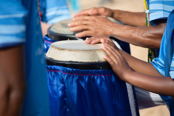パーカッション主義者の手が ジャンバクを演奏する。 ミュージカルリズム。 アフリカの音楽。 イメジャンに敬意を表する. - 写真・画像