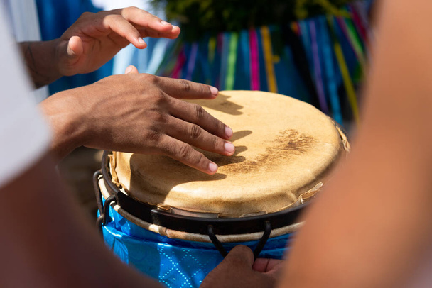 Percussionist Hände spielen atabaque. Hommage an Iemanja. - Foto, Bild