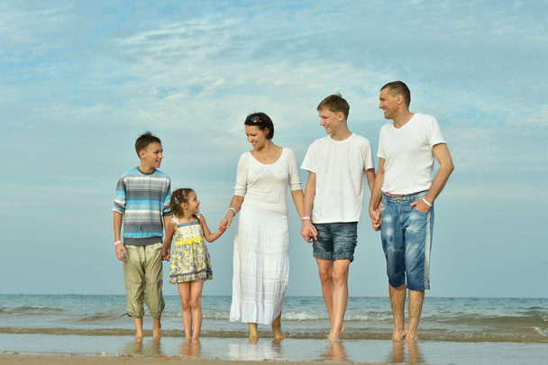Сім'я на пляжі влітку
 - Фото, зображення