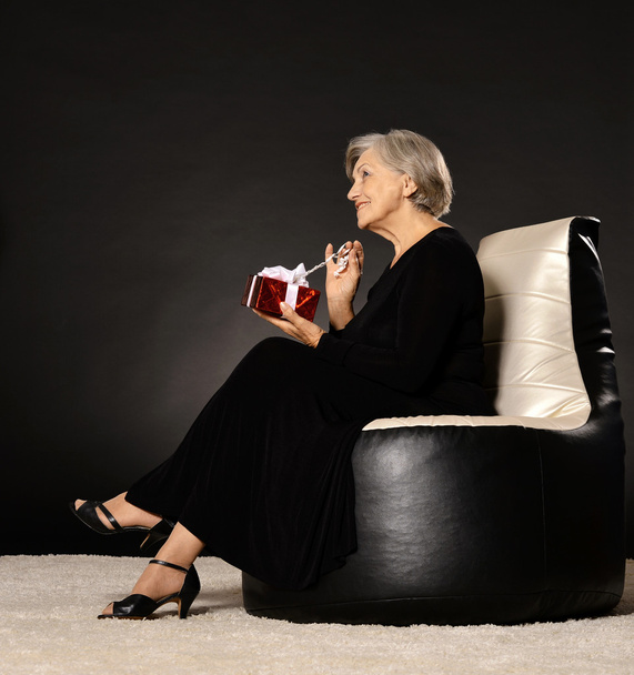 Woman sitting with gift - Foto, Imagen