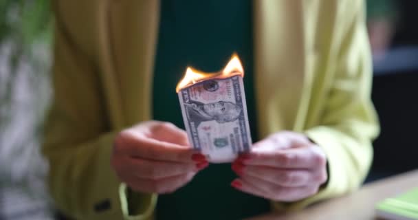 La mujer quema billetes de diez dólares. Concepto de dinero en llamas - Metraje, vídeo