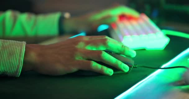 Ręka, mysz i gry lub neony z klawiaturą do transmisji strumieniowej online w nocy dla wirtualnych, ciemnych lub cyfrowych. Osoba, palce i internet do futurystycznej konkurencji lub turnieju, sieci lub cybernetycznych. - Materiał filmowy, wideo