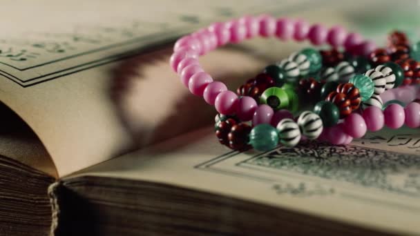 Religie Het boek van de islam Koran en rozenkrans  - Video