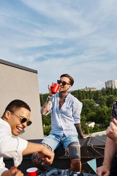 wielorasowy wesoły przyjaciele z modnymi okularami przeciwsłonecznymi zabawy na dachu party taniec do DJ zestaw - Zdjęcie, obraz
