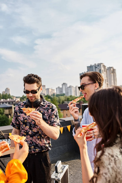 χαρούμενους όμορφους φίλους σε casual ζωντανή ενδυμασίες τρώγοντας πίτσα και απολαμβάνοντας ποτά στο πάρτι - Φωτογραφία, εικόνα