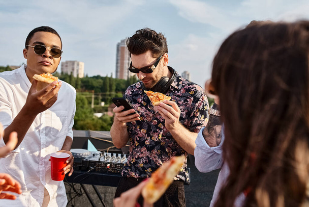 multicultural cheerful people with trendy sunglasses eating pizza and drinking cocktails at party - Foto, immagini