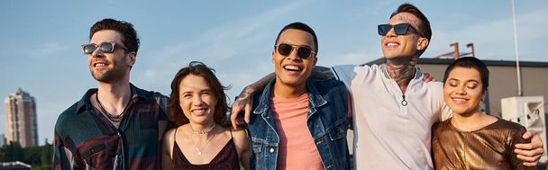 χαρούμενα διαφορετικά άτομα σε αστικές εξαρτήσεις με γυαλιά ηλίου διασκεδάζοντας και χαμογελώντας στην κάμερα, banner - Φωτογραφία, εικόνα