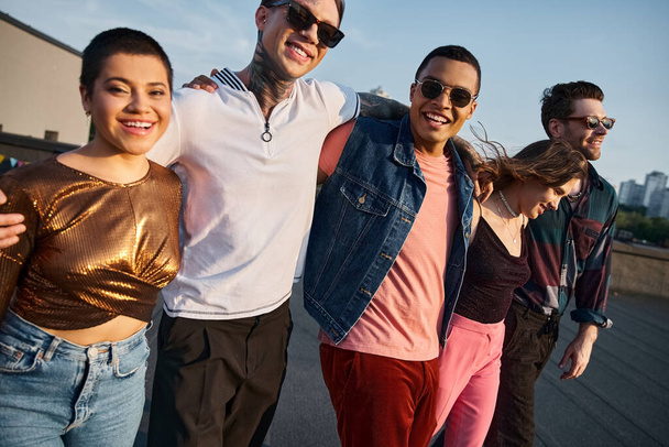 veselí multikulturní přátelé v ležérní oblečení se slunečními brýlemi baví a usmívá se na kameru - Fotografie, Obrázek