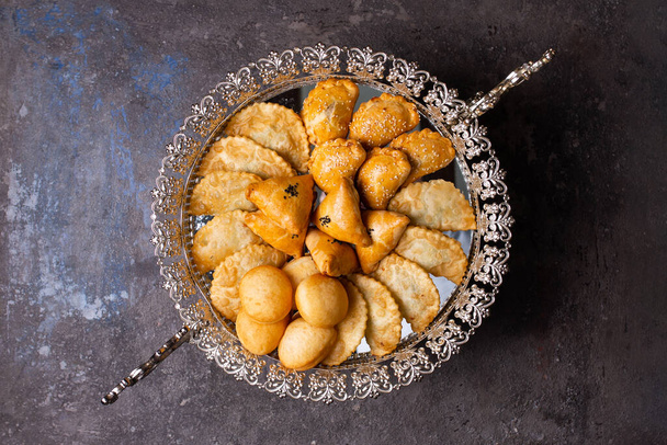 Asortyment pysznych ciast, w tym baklava, borek i bourekas, jest umiejętnie ułożone na srebrnym talerzu. - Zdjęcie, obraz