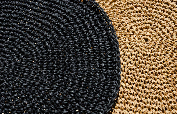 Serviettes de Raffia, noir et beige, gros plan. Crochet. Matériau écologique pour le travail à la main. - Photo, image