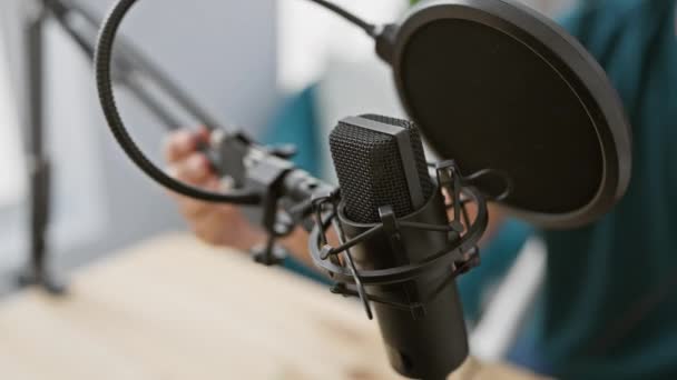 Ισπανόφωνος άντρας με γενειάδα στο στούντιο φορώντας ακουστικά μιλώντας στο μικρόφωνο. - Πλάνα, βίντεο