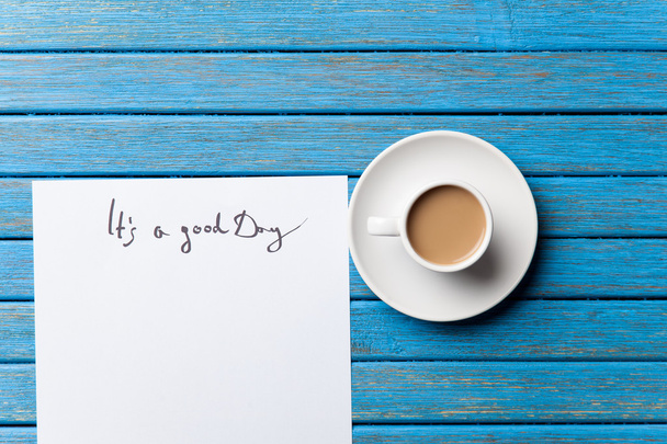 Καφέ και χαρτί με επιγραφή Καλημέρα - Φωτογραφία, εικόνα