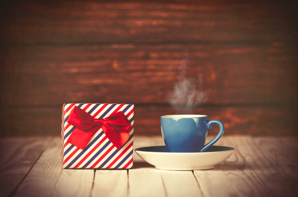 Tasse Kaffee und Geschenkbox - Foto, Bild