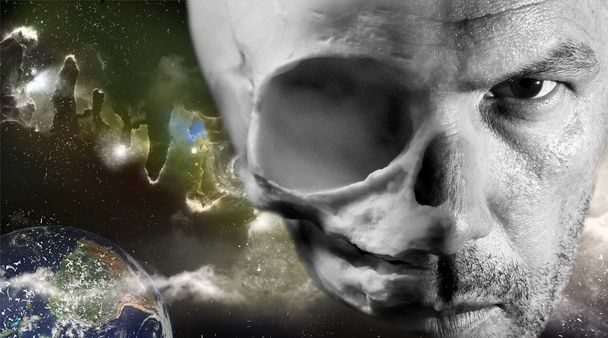 Страшный Haalloween концепция наполовину лицо наполовину чужой череп видно о
 - Фото, изображение