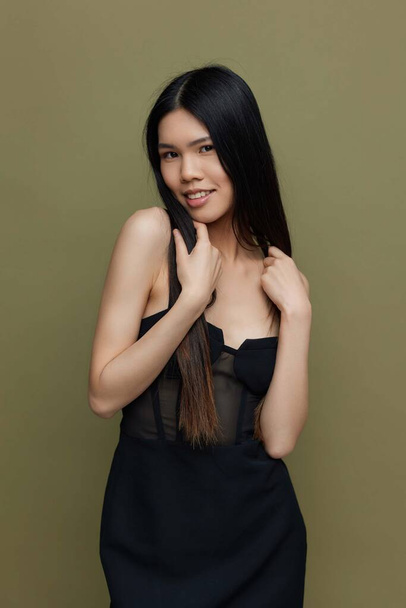 女性の緑 アジアの かわいい 長い 日本のサロン 化粧品 エレガンス 魅力的な 魅力的な ファッション 韓国 肖像画 フェイス モデル 髪 美容 女性らしさ 黒 - 写真・画像