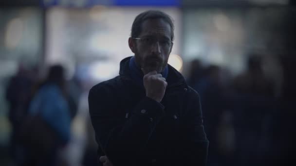 Persona maschio caucasica con occhiali in piedi fuori dalla folla Pensiero incerto - Filmati, video