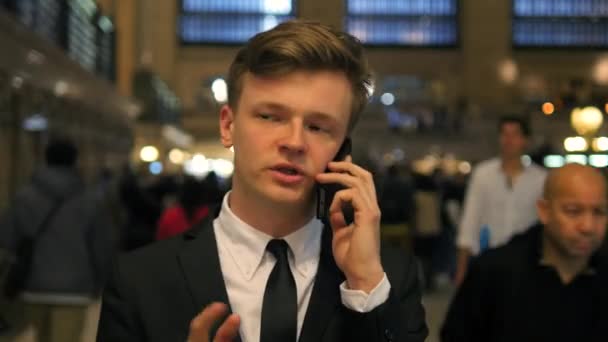 City Lifestyle Portrait of Man Talking on Phone Calling While Commuting (em inglês). Imagens 4k de alta qualidade - Filmagem, Vídeo