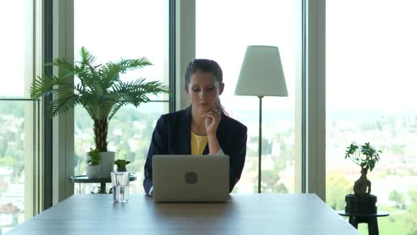 Feminino Business Person Trabalhando em Laptop Computer Desk no escritório da cidade. Imagens 4k de alta qualidade - Filmagem, Vídeo