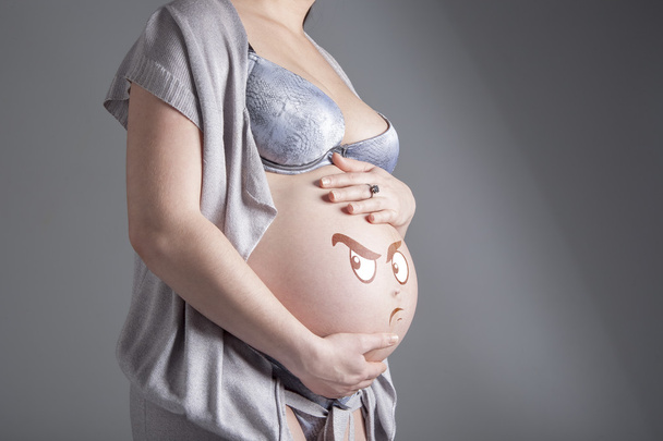 Kobieta w ciąży pokazuje obraz - Zdjęcie, obraz