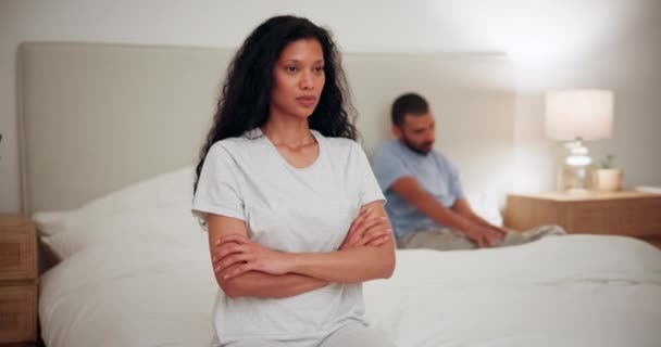 怒り,女性,そして家庭の寝室のカップルとの対立は,離婚のための結婚と戦います. 勃起不全,問題,または関係の間違いを抱えた人のフラストレーション,人と思考. - 映像、動画