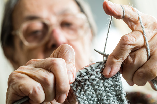 mani di donna che lavora a maglia. - Foto, immagini
