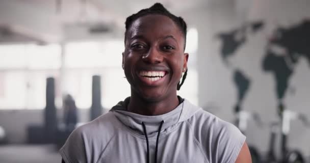 Homme noir, visage et heureux pour la forme physique dans la salle de gym, l'adhésion et confiant dans la formation de bien-être pour un corps sain. Africain, fierté et portrait sportif pour l'engagement et positif dans la classe d'exercice. - Séquence, vidéo