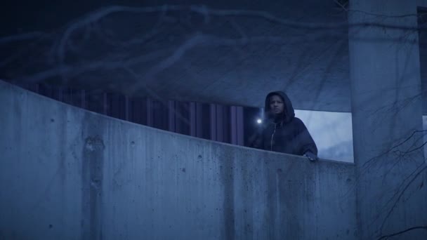 Verängstigte weibliche Person in schwarzer Kleidung flieht vor verdächtigem Charakter  - Filmmaterial, Video