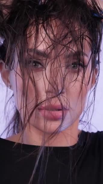 close-up de uma menina olhando para a câmera com cabelo molhado no rosto - Filmagem, Vídeo