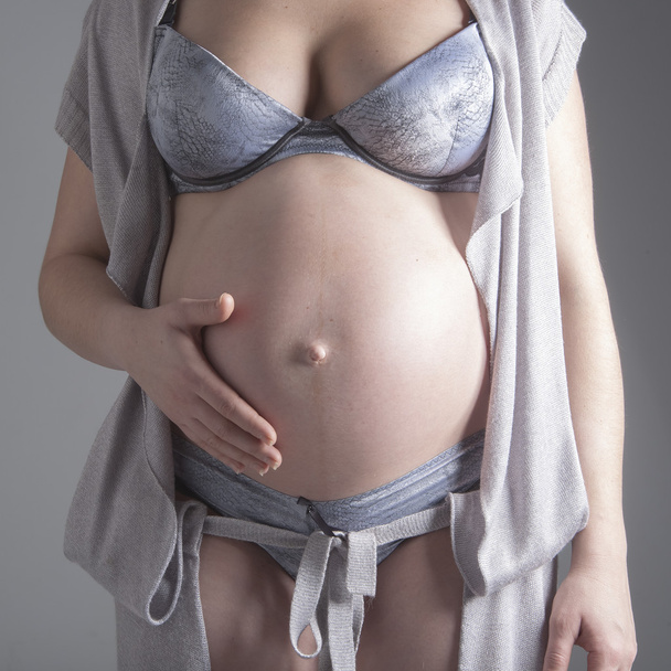 Stüdyoda hamile bir kadın - Fotoğraf, Görsel
