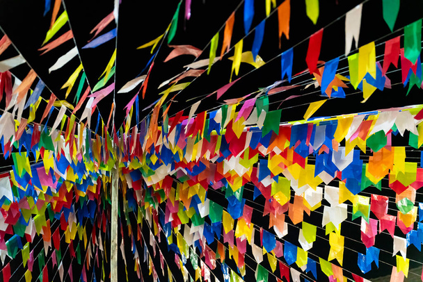 Kolorowe papierowe flagi zdobią uroczyste wydarzenie, dodając uroczystego dotyku. - Zdjęcie, obraz