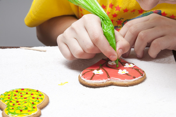 Children paint the gingerbread - Fotó, kép