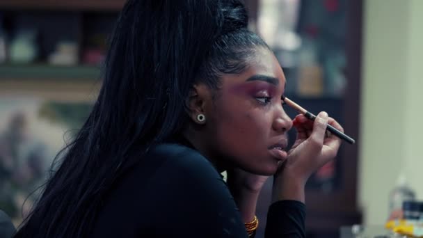 Őszinte afro-amerikai fiatal nő sminkeli magát a tükör előtt, felnőtt 20-as évekbeli latin lány készül kimenni - Felvétel, videó