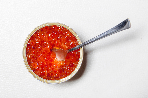Red caviar in the open tin - Φωτογραφία, εικόνα