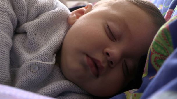 Крупним планом милий хлопчик малюк спить приймаючи - Фото, зображення